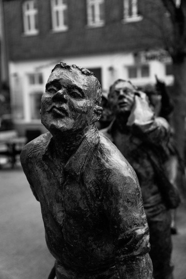 9 Mückenstatue