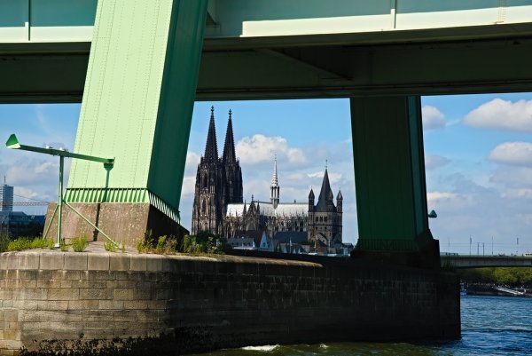31 Kölner Dom Umrahmt Von Brückenpfeilern