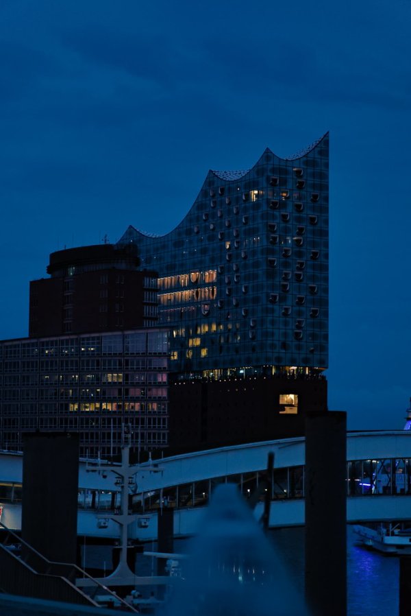 60 Elphi Mit Handlauf Zur Blauen Stunde