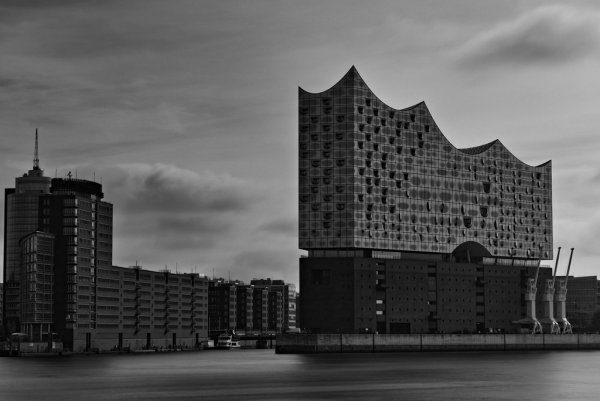 69 Elphi Langzeitbelichtung Horizontal Schwarzweiss