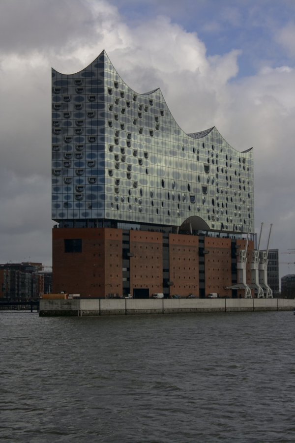 74 Elbphilharmonie Hochkant Farbig